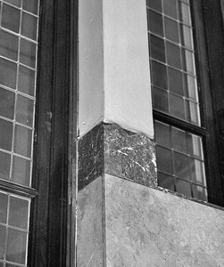 857205 Afbeelding van een neut in het kantoor van de Levensverzekeringsmaatschappij De Utrecht (Leidseweg 2) te Utrecht.